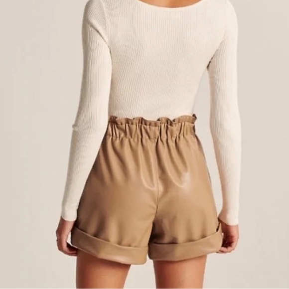 💥PRICE⬇️ 
ABERCROMBIE & FITCH • High Waisted Faux Leather Shorts•Olive Green •M - Picture 5 of 12